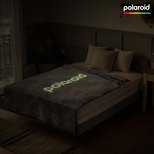 [폴라로이드] polaroid 문라이트 극세사 담요 (어둠속에 빛나는 폴라로이드 로고)